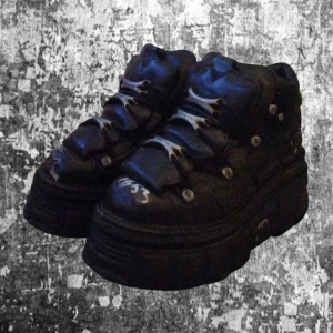 New rocks m106 - New rocks 4 sale size 41EU och så är dom signerade av Kim carlsson från bandet lifelover!! Priss går att diskutera! Skorna är i jätte bra skick låda finns med!!