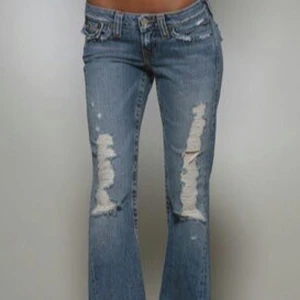 Blå bootcut jeans med slitningar - De är strlk 158 egentligen men de passar bättre på min syrra som är 162, jag kan dock ha dom, är 155