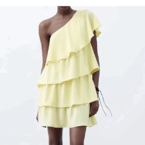 Gul volangklänning oneshoulder Zara - Superfin ljusgul kortklänning från Zara . Klänningen har oneshoulder-modell och är perfekt för sommarens alla tillfällen. Går inte att få tag på längre, pris kan diskuteras vid snabb affär❤️