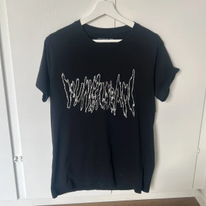 Yung Lean T-shirt - Säljer en limiterad Yung Lean tröja i storlek M som jag beställde för mycket länge sen . Tröjan har använts lite på grund av inte passat mig bra, och har bara stått sen dess. Skriv för mer frågor!