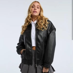 Svart oversized jacka - Säljer en svart oversized skinnjacka från New Yorker. Storlek XS men är oversized. Använt 1 gång. Nypris: 489kr säljes för 350kr!