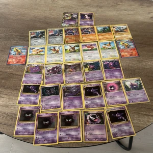Pokémonkort - Gastly, Haunter & Gengar samling och mera! - En cool samling Pokémonkort med fokus på Gastly, Haunter och Gengar, samt flera andra klassiska Pokémon. Perfekt för dig som älskar Pokémon och vill bygga din egen spännande kortlek eller utöka din samling!