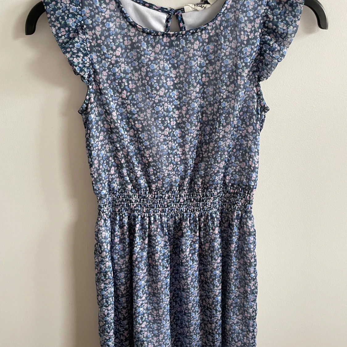 Blommig blå klänning med volangärmar - 1