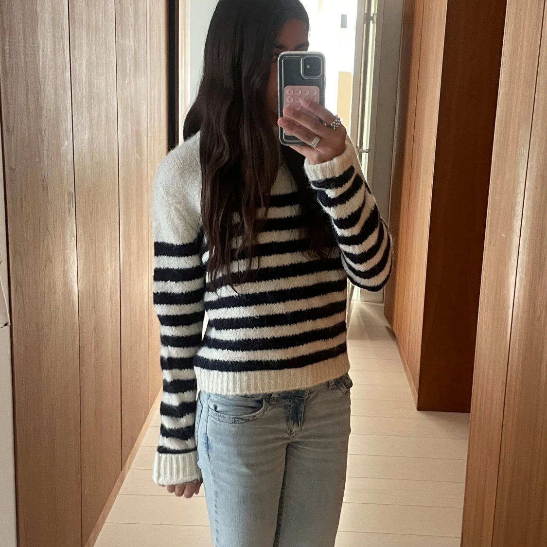 Randig stickad tröja i vitt och marinblått - 1