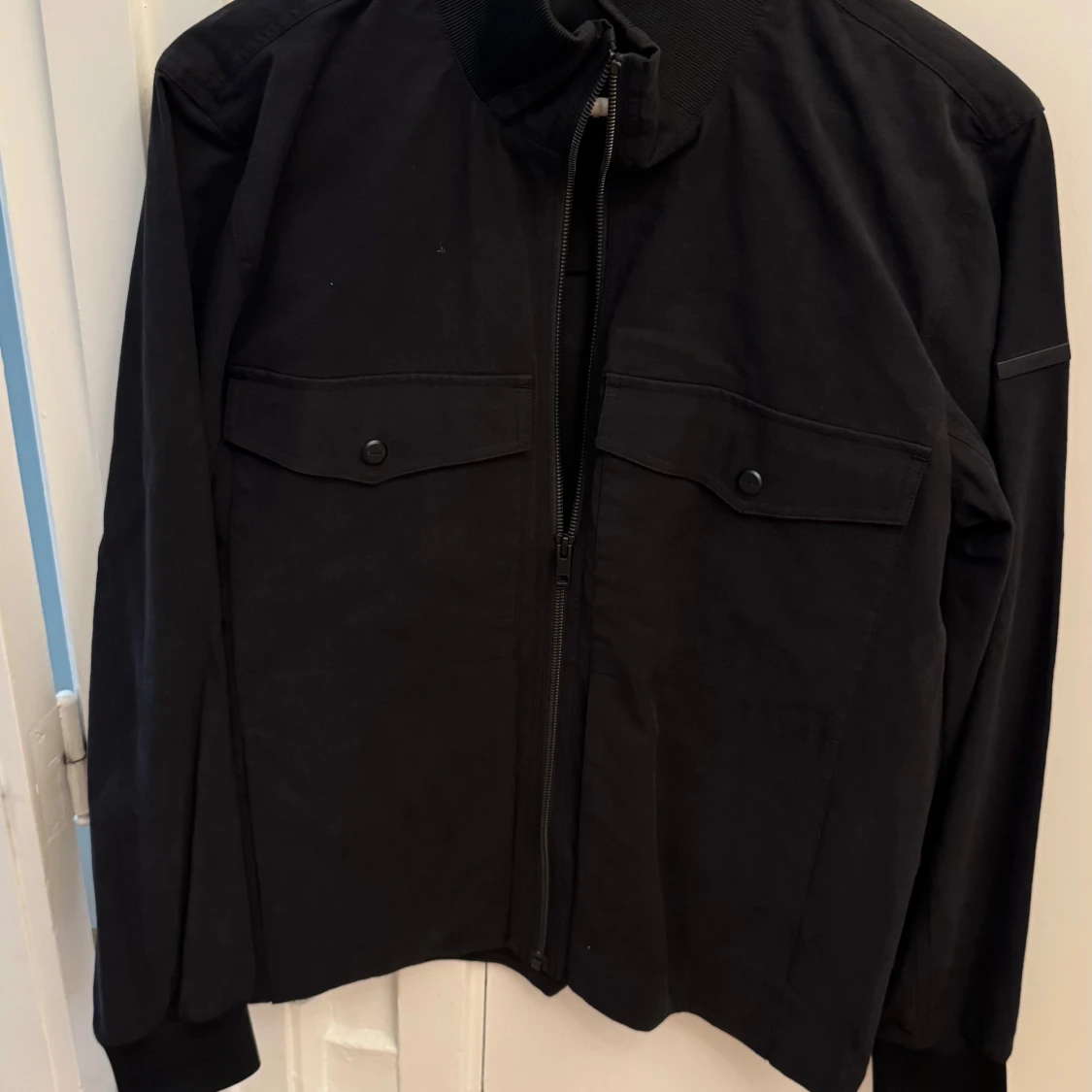 Svart jacka från Elvine med dragkedja