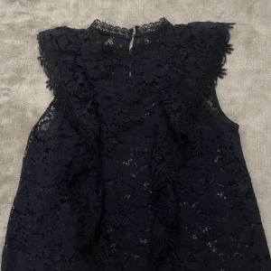 Mörkblå spetsblus - Säljer en superfin mörkblå spetsblus från Zara. Den är använd några fåtal gånger så är i väldigt bra skick. Det är storlek M men jag upplever den som ganska liten i storlek, men den passar på mig som har XS/S. Pris kan diskuteras vid snabb affär!🥰