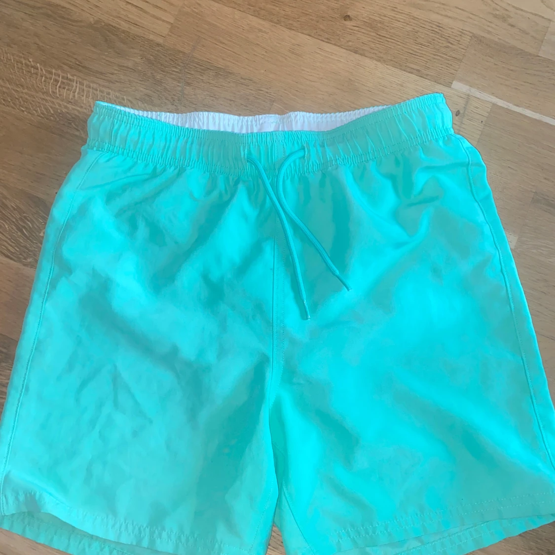Mintgröna badshorts med snörning - 1
