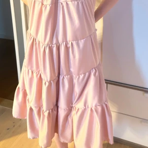Volangklänning - Klänning med volang, har sytt den själv💗