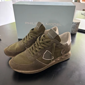 Philippe model trainers - Säljer ett par feta Philippe model trainers i bra skick, de är använda men har inga defekter utan bara naturligt slit av användning. Priset är ej hugget i sten och byten är alltid intressanta. Skriv vid frågor och funderingar!!