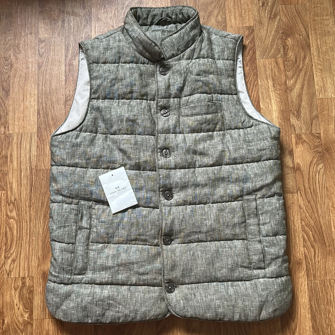 Grå grön quiltad väst från John Henric