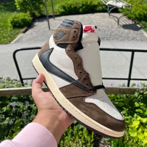 Travis scott Jordan 1 high mocha storlek 45 - Travis scott Jordan 1 high mocha storlek 45 aldrig använt kommer med box alla sko snoren 