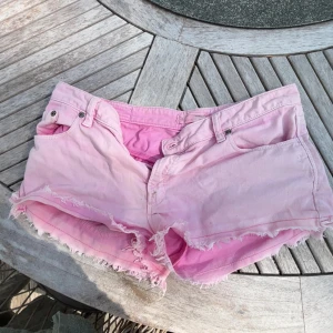 Jätte snygga low wasted jeans, shorts💕💕 -  Så snygga Low wasted jeans shorts i rosa, de är en lite fläck på dom, men som knappast syns när man har på sig dom💕💕