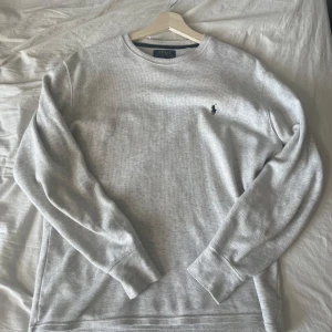 Ljusgrå långärmad tröja från Polo Ralph Lauren - Säljer denna feta Ralph lauren tröjan i storlek s
