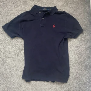RALPH LAUREN PIKÉ  - Säljer nu min Ralph Lauren pikétröja, pga ja fått en ny. Perfekt nj till sommaren, Skicket 9/10, storleken är small och priset är ej fast. Kan gå ned vid snabb affär! Här av er vid andra frågor. MVH/Markesklader_resell😊