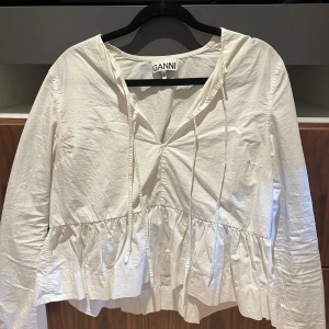 Ganni blus - Super fin blus från Ganni, andvänd några gånger men inte kommit till användning på det senaste tyvärr!!