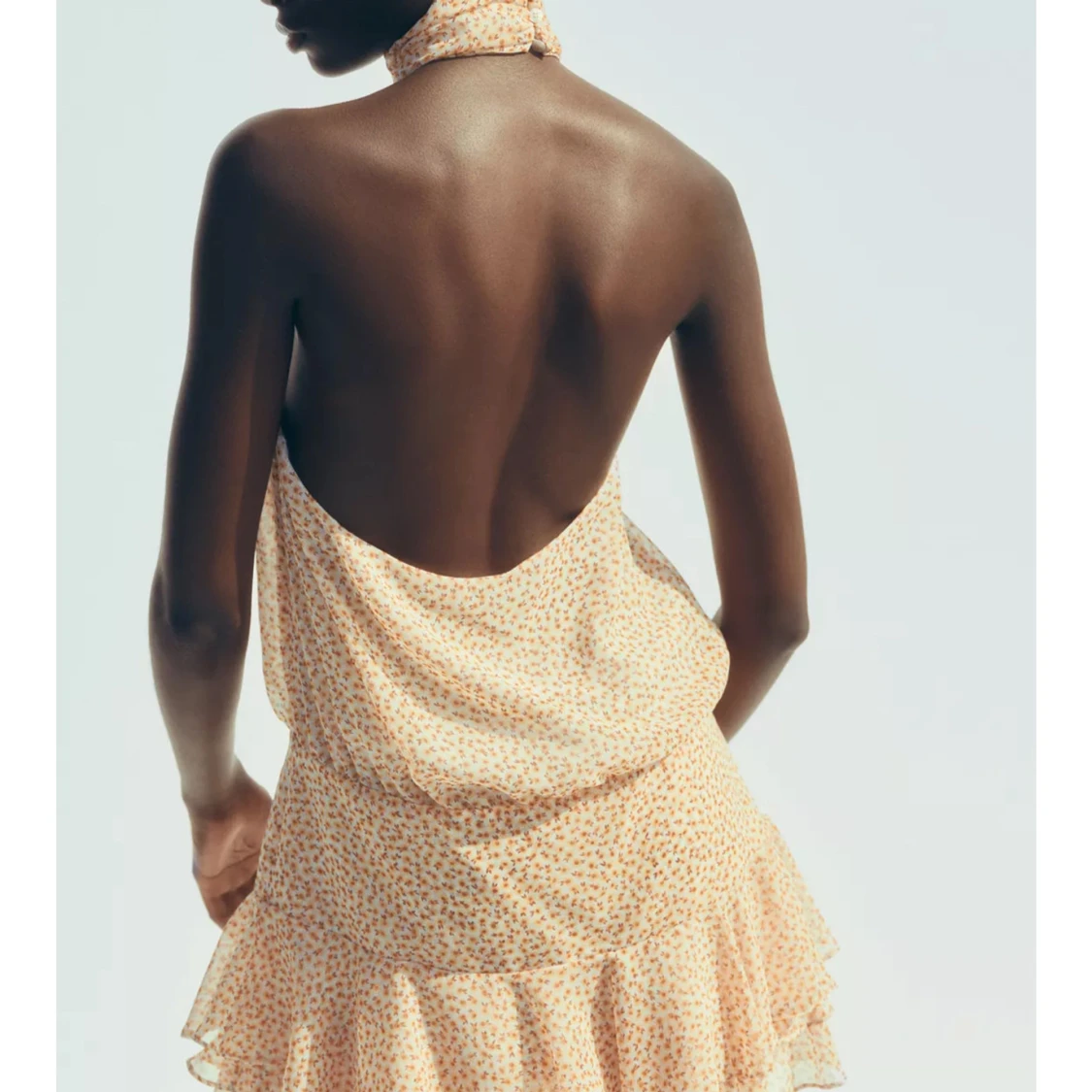 Blommig halterneckklänning med öppen rygg Zara  - 1