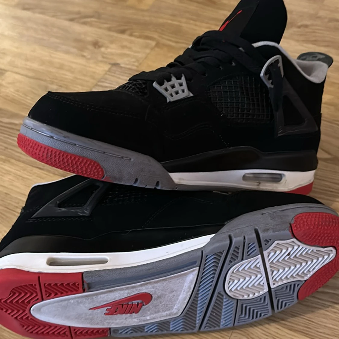 Svarta Nike Air Jordans med röda och grå detaljer - 1