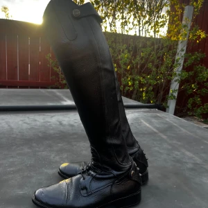 Svarta ridstövlar i skinn - Stövlar