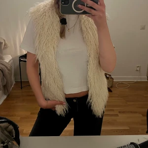 Vit fluffig pälsväst - En vit fin päls väst. Köpt på Sellpy och är ej använd av mig. Prislappen är kvar. Märket är Kardashians bebe!💞