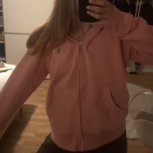 Rosa polo tröja  - Jättefint skick💕 storlek L men den är mer M skulle jag säga 