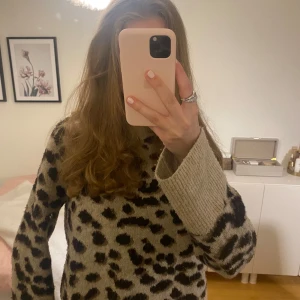 Beige leopardmönstrad stickad tröja från H&M - Säljer en beige stickad tröja från H&M med leopardmönster i svart och brunt. Tröjan är i bra skick men nopprig💕