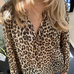 Blus i leopardprint - Aldrig använd men prislapp bortklippt. Halvtransparent