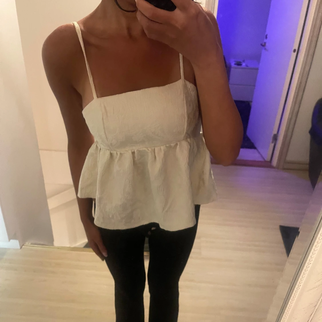 Vit spetslinne med volang - 2