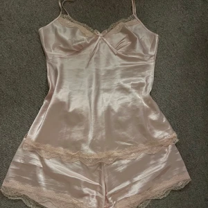 Ljusrosa satinlinne och shorts  - Andvänd fåtal gånger. Shorts och linne medföljer 