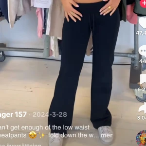 Svarta mjukisbyxor Ebba med låg midja - Mörkblå mjukisbyxor med låg midja.  Aldrig använda, lappen kvar. Säljer då jag fick hem fel storlek och glömde skicka tillbaka. Passar M och L Original pris 200