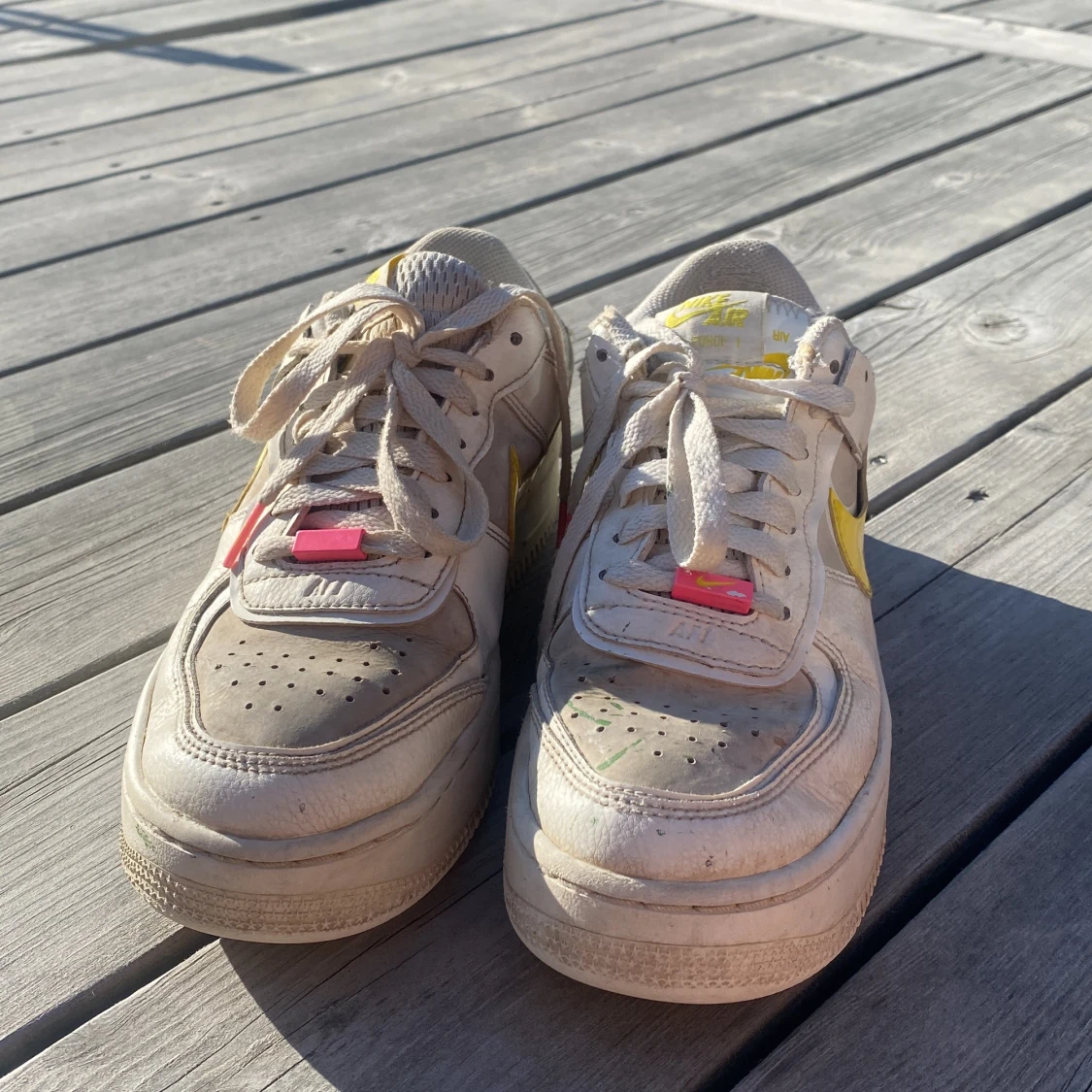 Nike Air Force 1 med gula och rosa detaljer