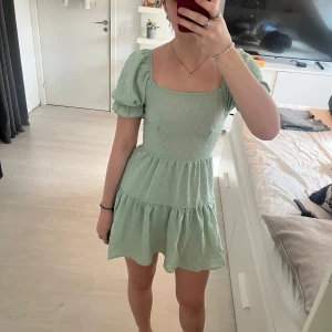 Ljusgrön klänning med knyten i ryggen - Ljusgrön klänning med två knyten i ryggen. Aldrig använd så i nyskick💕