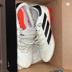 Copa pure 2 PRO FG - Säljer mina Adidas Copa Pure 2 FG då jag nyligen gått över till ett annat skomärke som passar min fot lite bättre. Skorna är i toppskick, endast testade vid ett tillfälle på gräsplan, och det känns synd att de bara ska stå och samla damm. För dig som gillar klassisk komfort med modern känsla är de här ett riktigt kap! Ny pris 1549kr säljer för 400 kr rimligt pris. 