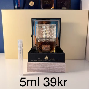 Khamrah Eau de Parfum från Lattafa 5ml samples - Säljer 5ml av Khamrah Eau de Parfum från Lattafa i praktisk sprayflaska. Doften har tydliga inslag av sötma, varm krydda, vanilj, amber och kanel. Passar både kvinnor och män. Perfekt för dig som vill testa en unik och populär parfym.