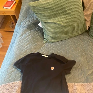 Svart t-shirt från Maison Kitsuné - Tja, säljer nu min t-shirt från maison kitsune som knappt har använts. Den är i storlek S men passar också XS. Om du har fler frågor eller önskemål på bilder tveka inte att SKRIVA!!!