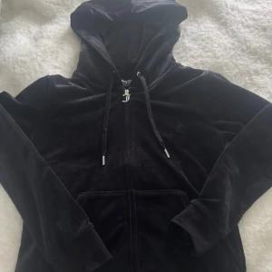 Säljer juicy tröja  - Säljer nu min juicy couture tröja pga att den inte kommer till användning. Den är köpt på deras hemsida. Den är använd 1-2 ggr och har inga hål eller effekter. Priset går att diskuteras för mer frågor eller bilder kom privat 