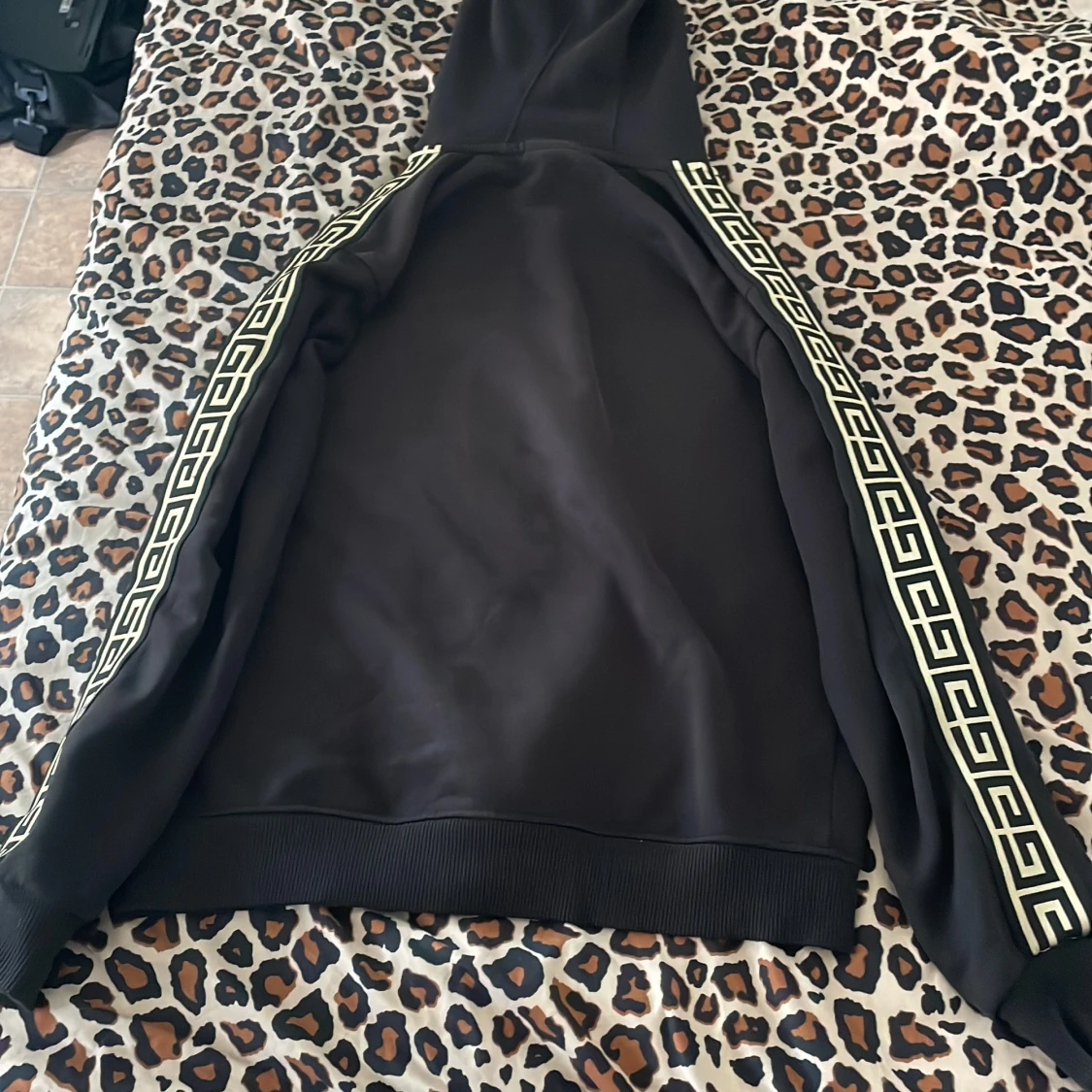 Svart hoodie från Glorious Gangsta med mönstrade band - 1