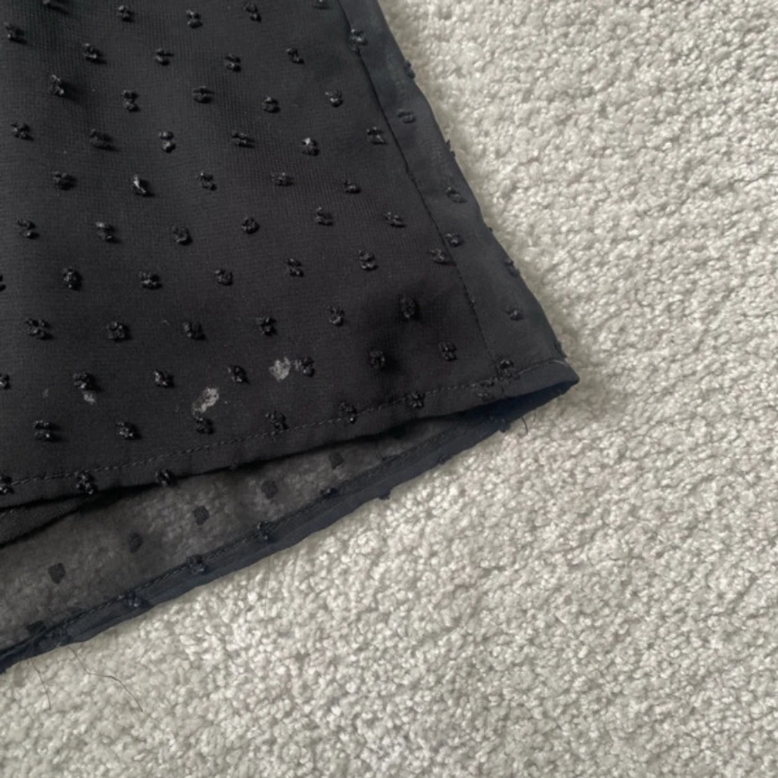 Svart blus med prickig mesh och volangärm - 1