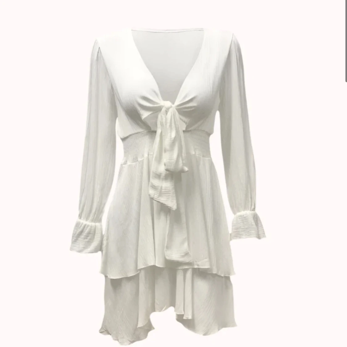 Vit omlottklänning med volang och knyt