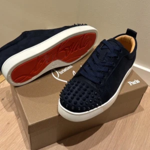 Christian Louboutin Skor - Säljer ett par feta Louboutin skor i storlek 42 i jättebra kvalitet, helt nya. Allt originellt följer med (dustbag mm.) Tveka inte på att fråga om ni har några funderingar på pris osv😊 Fraktar inom 24 timmar