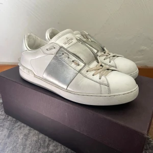 Valentino Open - Säljer ett par snygga Valentino Opens i extremt bra skick. Skorna är i storlek 40 och perfekta för dig som gillar exklusiva och stilrena sneakers. Självklart äkta! Hör av dig vid minsta fundering. (Endast skorna ingår vid köp!)