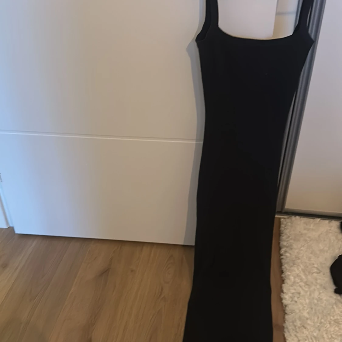 Svart klänning med öppen rygg - 91