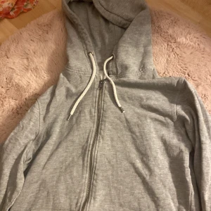 Zip hoodie med fina snören - Jag är storlek s-m i hoodies, o skulle säga att den passar s-m! Denr liten i storleken så L är som S-M En jätte fin zip hoodie med fina snören!