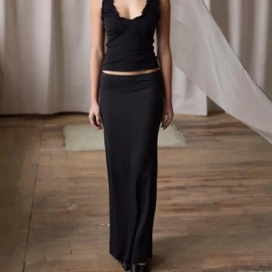Svart långkjol i stretchigt material - Storlek S/MSäljer denna kjol, skickas samma dag du köper❤️