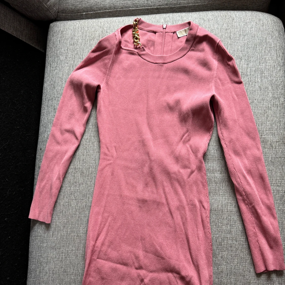 Rosa ribbad klänning