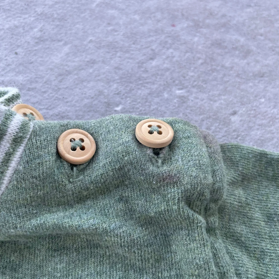 Grön bomullströja med broderi och knappar - 3