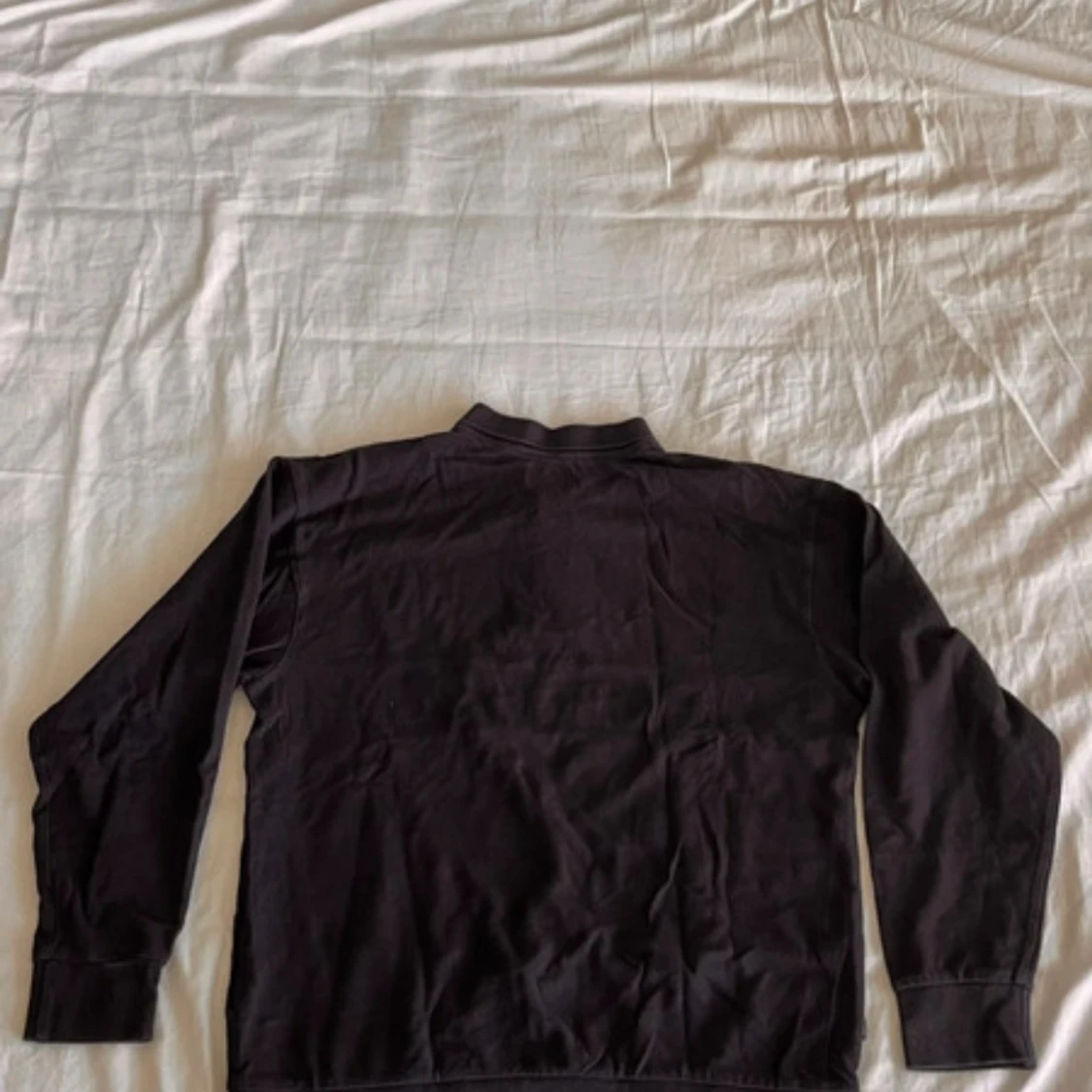 Svart pikétröja från OBEY med blå detalj - 1