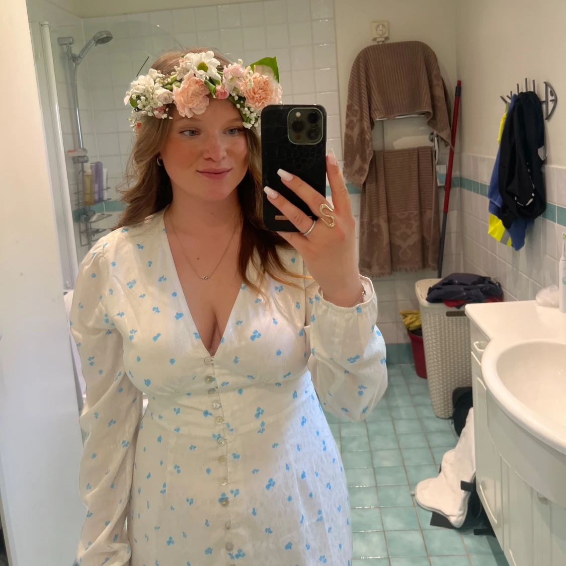 Vit långklänning med blå blommor från Adoore - 3