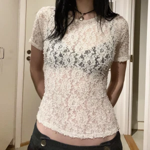 Spets tröja - Vit spets topp köpt second hand i Lettland. Tror att den passar både S och M för att den är stretchig. Har inte använt den men den är bekväm och i bra skick. Hör av er om ni har några frågor :)