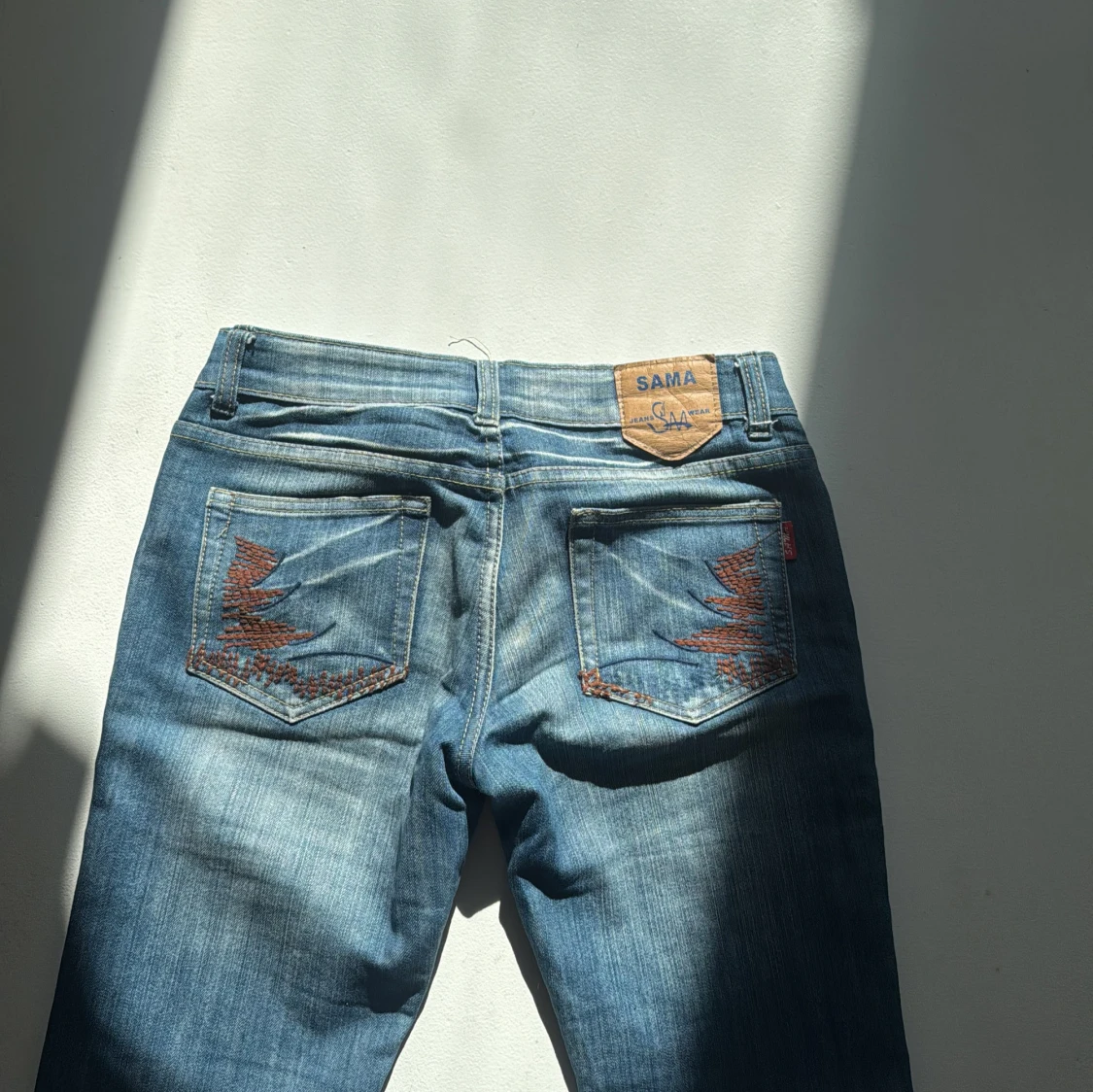 Blå bootcut jeans från Sama - 2