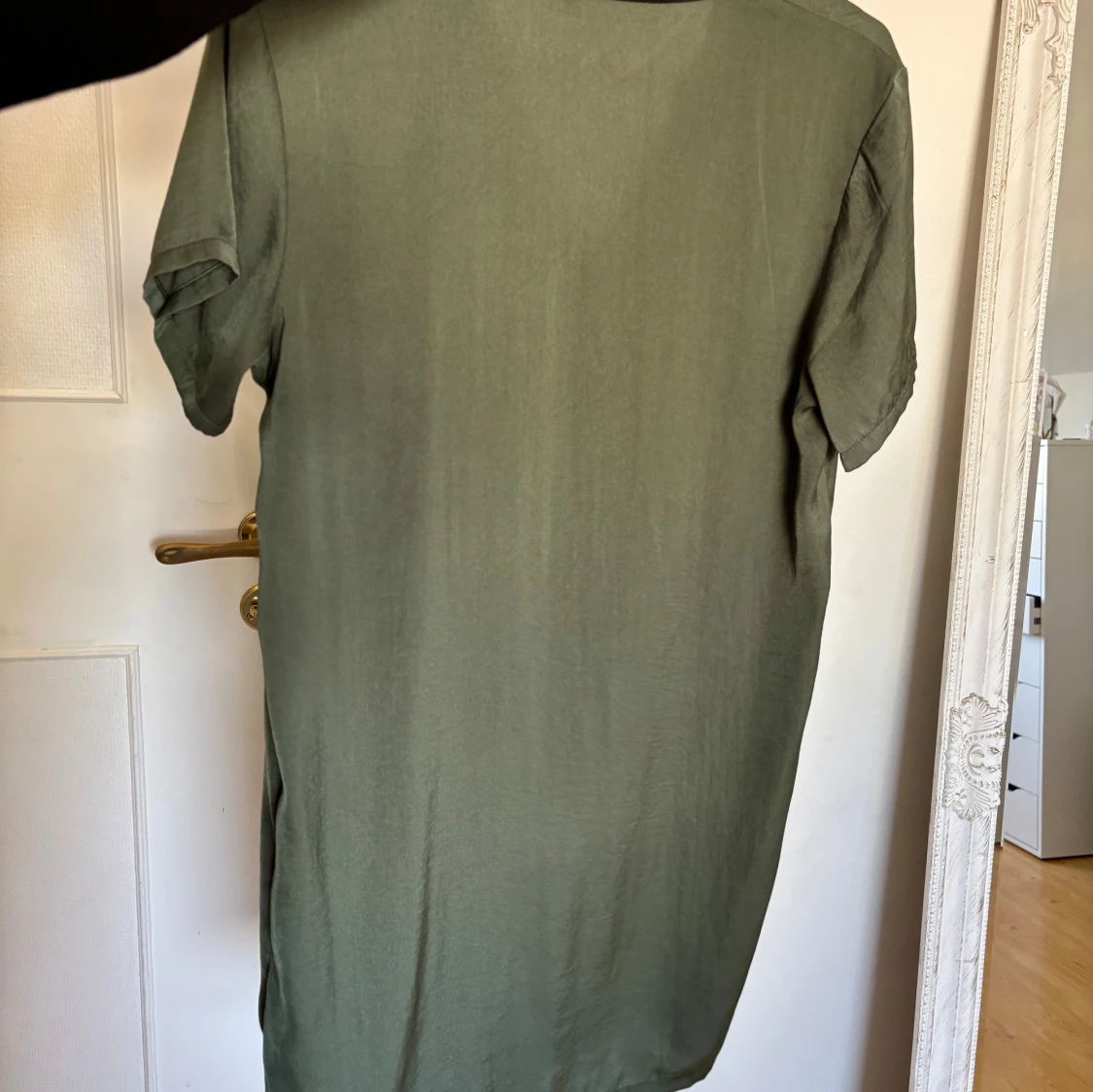 Grön skjortklänning med knappar - 1